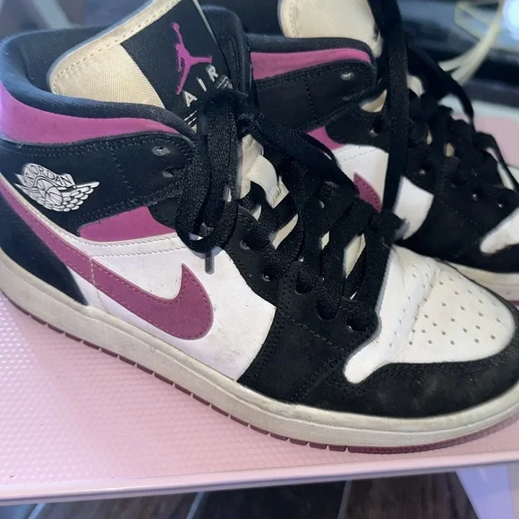 Wmns Nike Air Jordan 1 Mid Black/Cactus Flower-White Size 7.5 - Picture 3 of 8